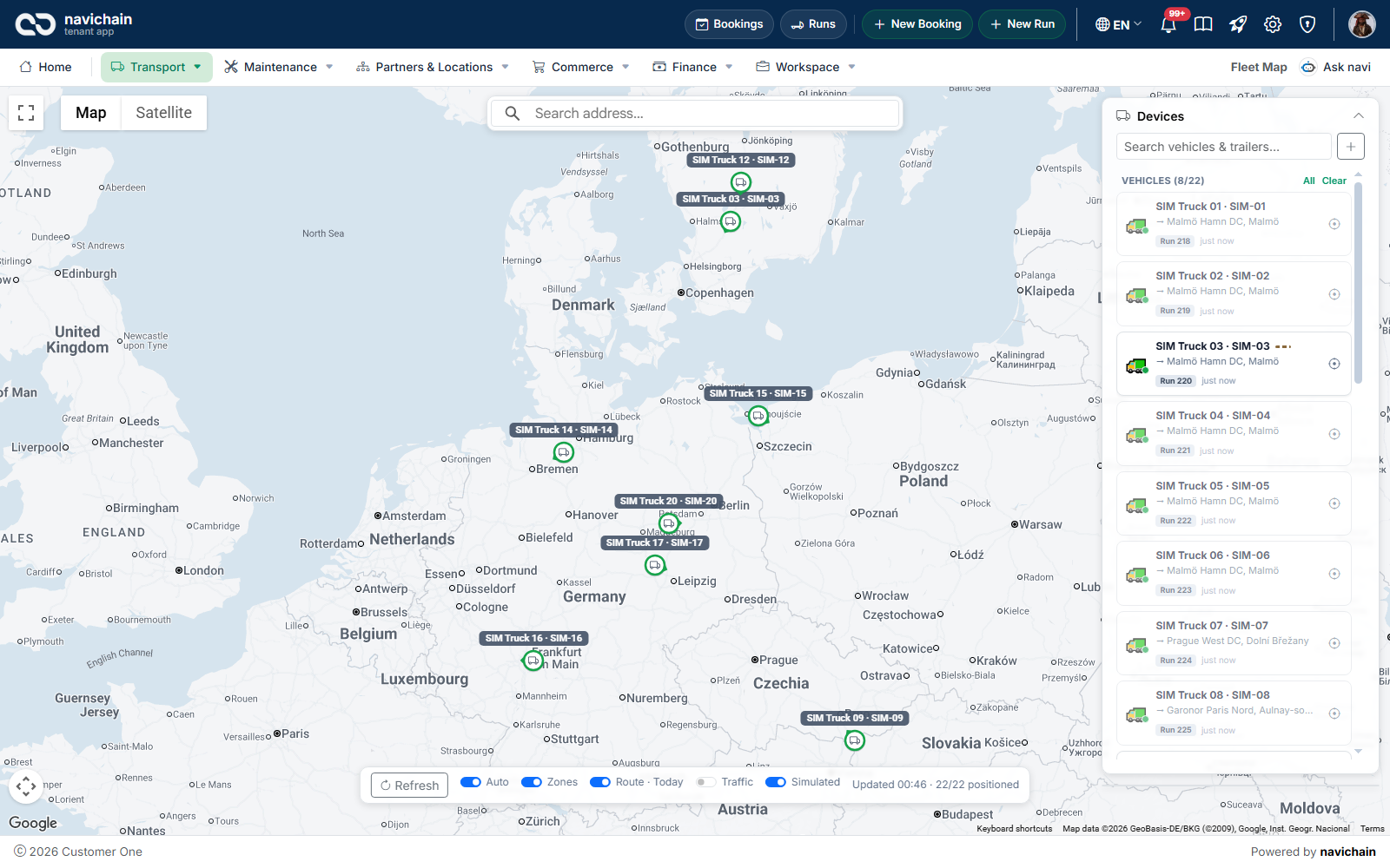 Flottkartan: åtta fordon i norra Europa, en enhetspanel som listar varje fordon med dess körning och nästa stopp, samt reglage för automatisk uppdatering, zoner, dagens rutt och trafik